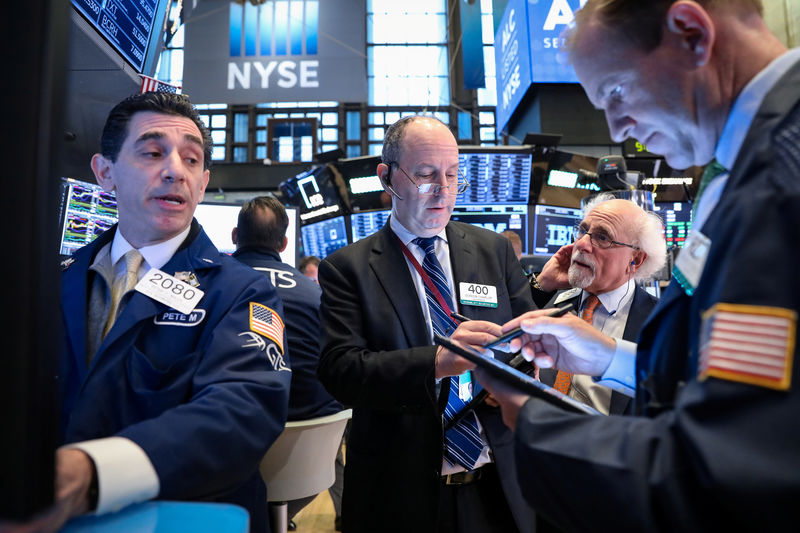 © Reuters. FILE PHOTO: Traders work on the floor at the NYSE in New York