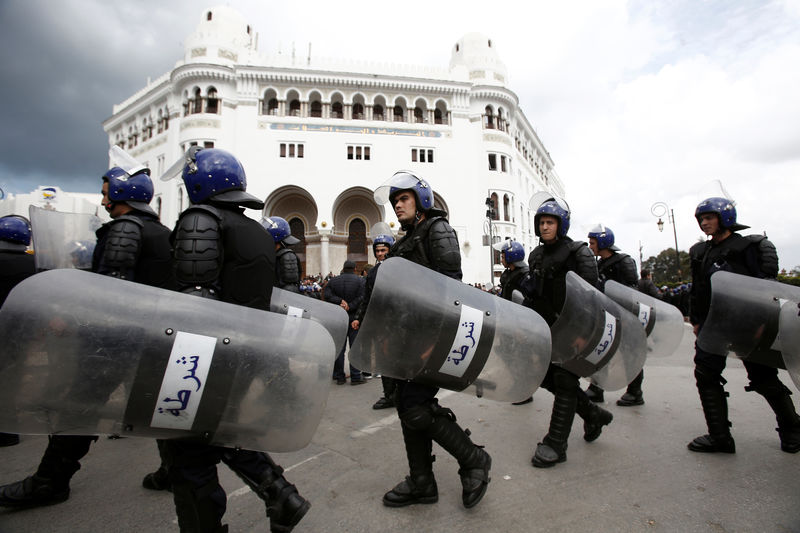 © Reuters. بيان: الشرطة الجزائرية تعتقل 108 أشخاص خلال احتجاجات يوم الجمعة