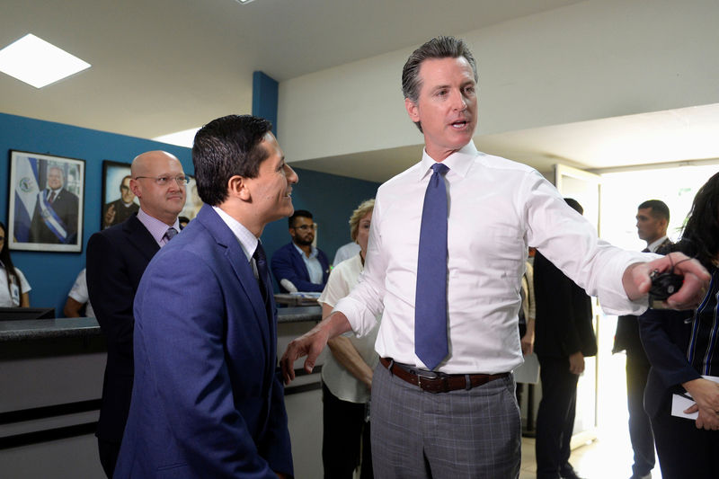 © Reuters. FILE PHOTO: Governor of U.S. state of California Gavin Newsom visits the premises of a migrant assistance office in San Salvador