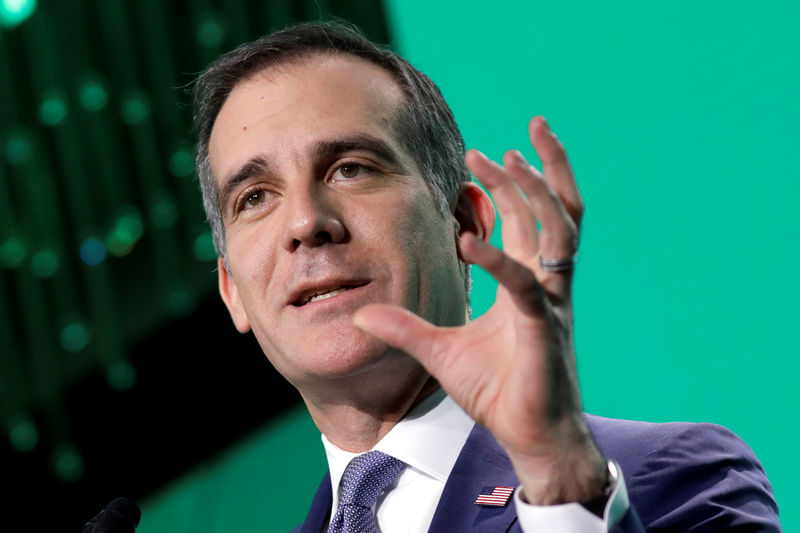 © Reuters. FILE PHOTO: Los Angeles Mayor Eric Garcetti delivers remarks at The United States Conference of Mayors winter meeting in Washington