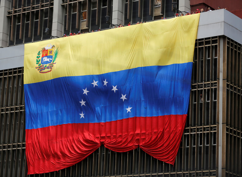 © Reuters. Bandeira da Venezuela em prédio em Caracas