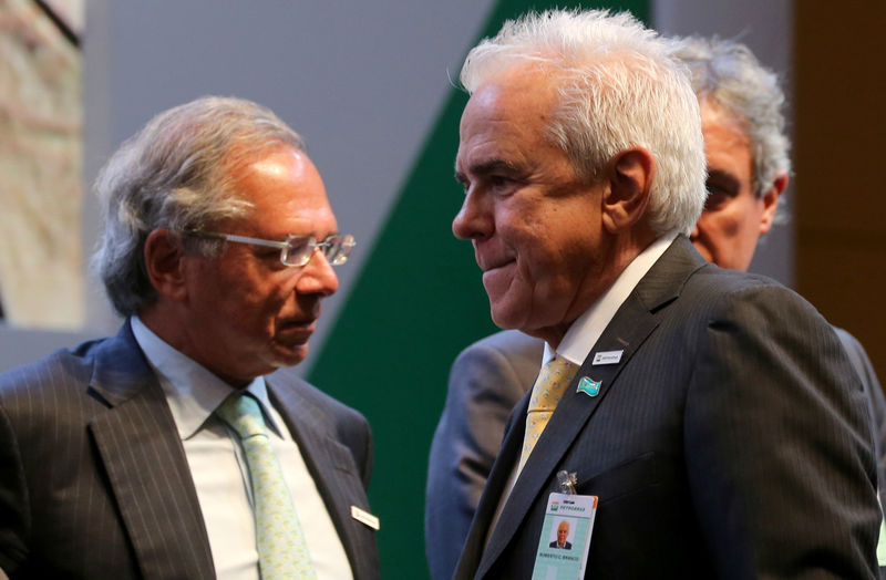 © Reuters. Castello Branco, presidente da Petrobras, junto de Paulo Guedes, ministro da Economia, em uma cerimônia no Rio de Janeiro