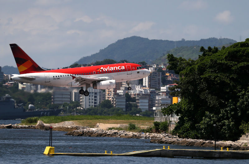 © Reuters. FILE PHOTO: An Airbus A318 of Avianca Brazil prepares to land at Santos Dumont airport in Rio de Janeiro