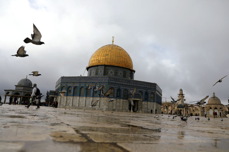 © Reuters. الفلسطينيون يحتفلون بإعلان القدس عاصمة للثقافة الإسلامية بمشاركة 60 فنانا