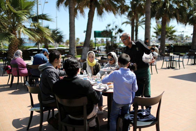 © Reuters. الحياة تبدو طبيعية في طرابلس، لكن السكان يتساءلون.. إلى متى؟