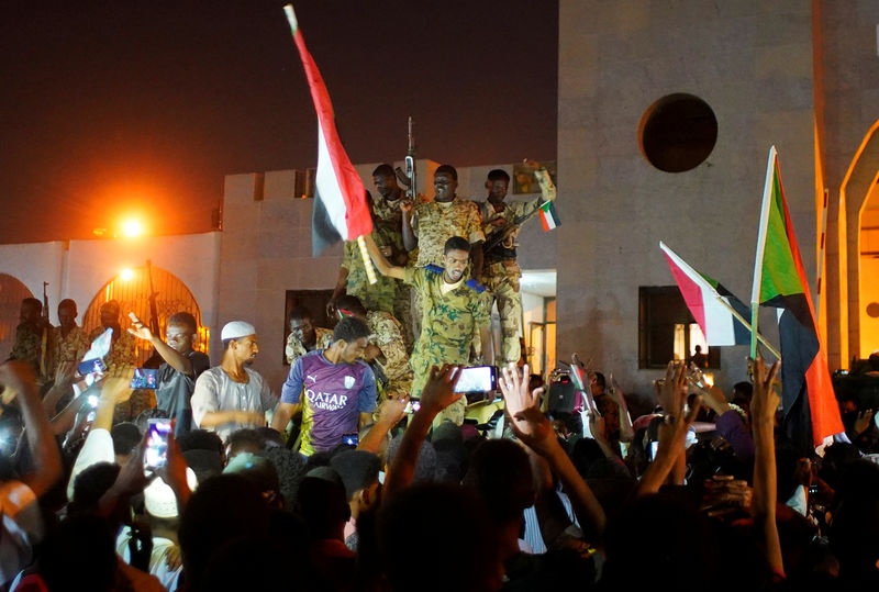 © Reuters. المحتجون السودانيون يواصلون الضغط على الجيش في سبيل الحكم المدني