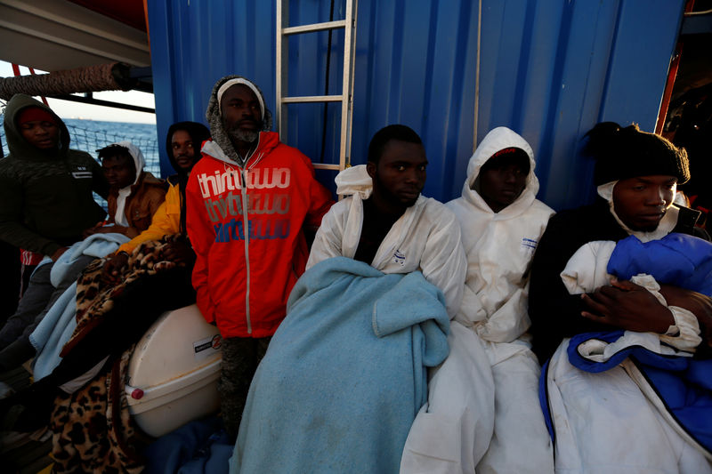 © Reuters. أربع دول أوروبية ستستقبل مهاجرين أنقذتهم سفينة ألمانية في البحر المتوسط