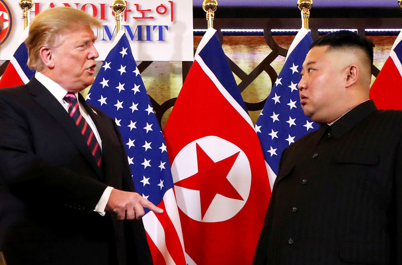 © Reuters. Foto de archivo del presidente de EEUU, Donald Trump, hablando con el líder norcoreano, Kim Jong Un, en la cumbre de Hanói