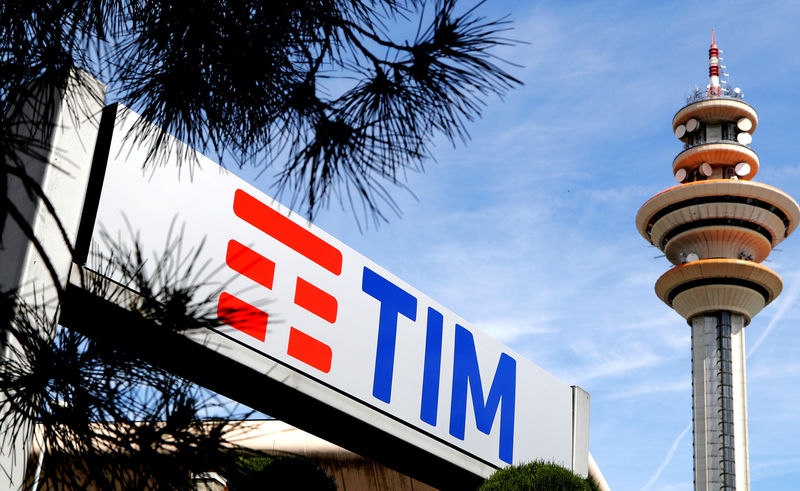 © Reuters. FILE PHOTO: Telecom Italia's logo at its headquarter in Rozzano, Milan
