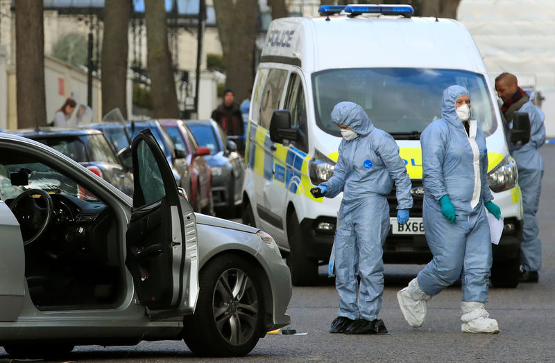 © Reuters. شرطة لندن تطلق النار على مركبة صدمت سيارة السفير الأوكراني عمدا