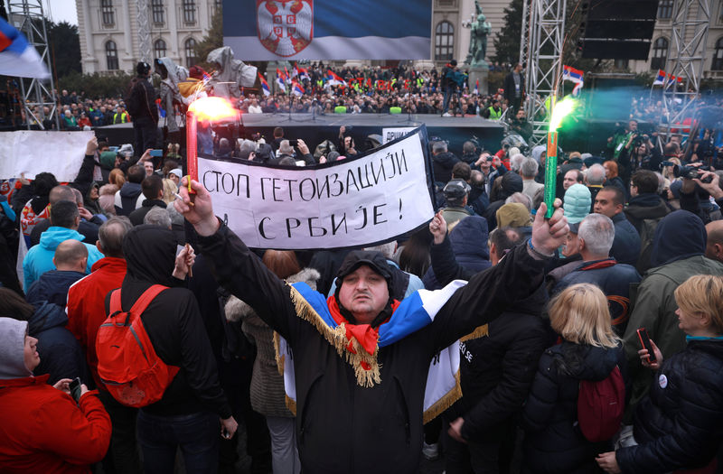© Reuters. آلاف ينظمون مسيرة في بلجراد للاحتجاج على حكم الرئيس الصربي