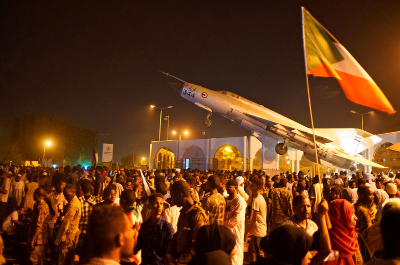 © Reuters. شاهد: سماع دوي إطلاق نار خارج مقر وزارة الدفاع السودانية