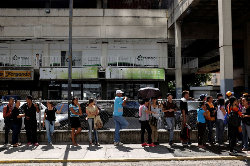 © Reuters. Imagen de archivo de una fila de gente esperando para comprar comida en un supermercado en Caracas, Venezuela.