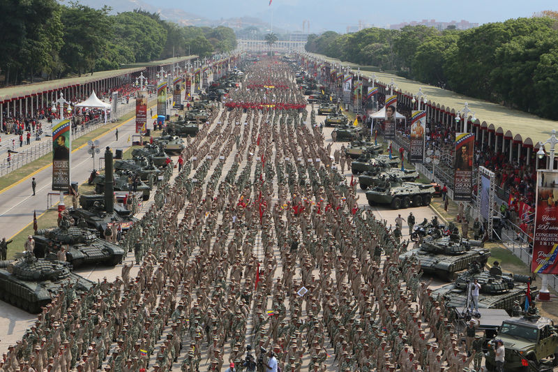 © Reuters. مادورو يأمر بزيادة أفراد المليشيات المسلحة بفنزويلا وجوايدو يقوم بجولة داخلية