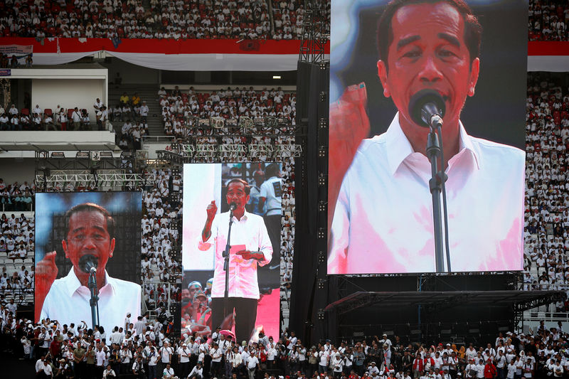 © Reuters. Indonesia's President Joko Widodo addresses supporters at a rally at Gelora Bung Karno Stadium in Jakarta