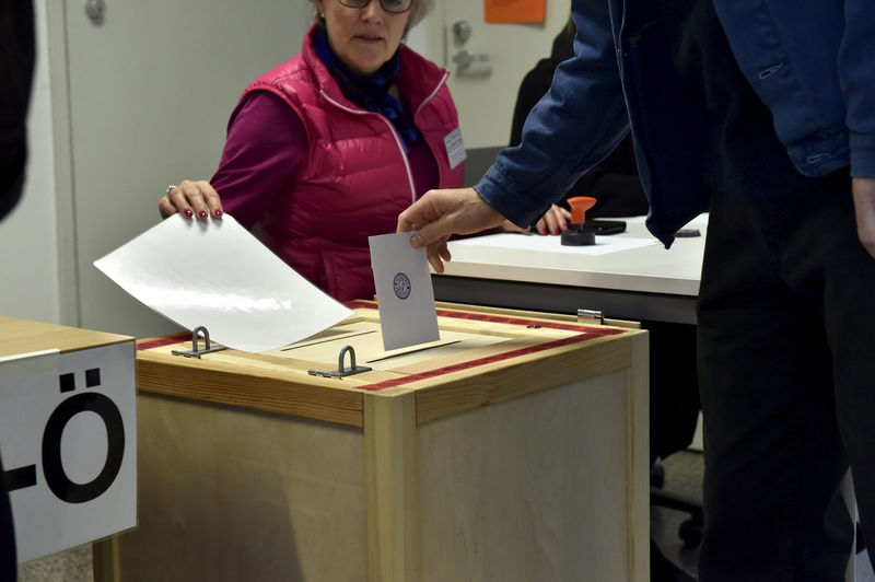 © Reuters. الناخبون الفنلنديون قد يفتحون الباب لتولي رئيس وزراء يساري للسلطة