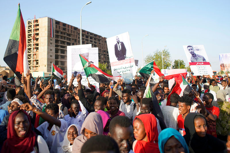 © Reuters. المحتجون السودانيون في انتظار رد الجيش على مطالب الانتقال