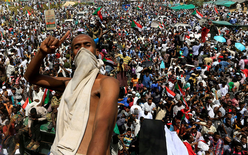 © Reuters. (تحليل)الربيع العربي يصل متأخرا في السودان والجزائر