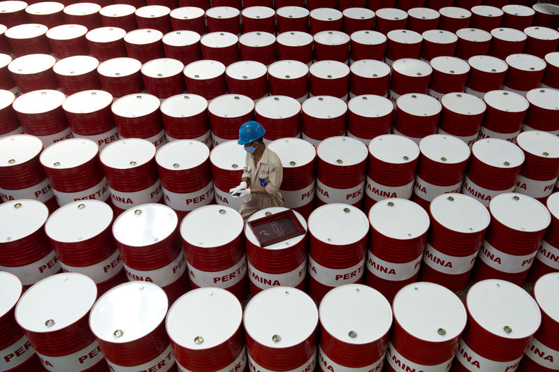 © Reuters. Foto de archivo. Un trabajador etiqueta barriles de lubricante de petróleo en la compañía estatal Pertamina en Cilacap, Indonesia.