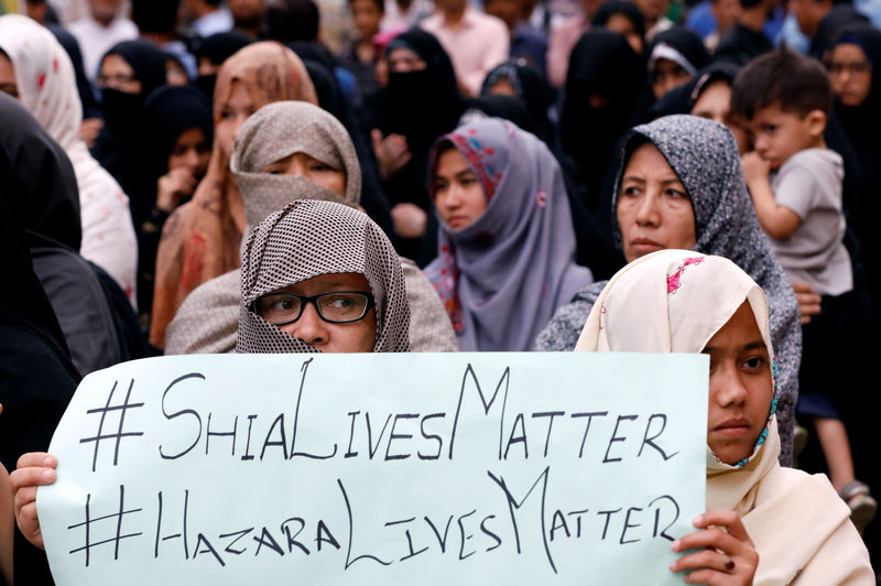 © Reuters. أقلية الهزارة في باكستان تحتج لليوم الثالث بعد هجوم كويتا
