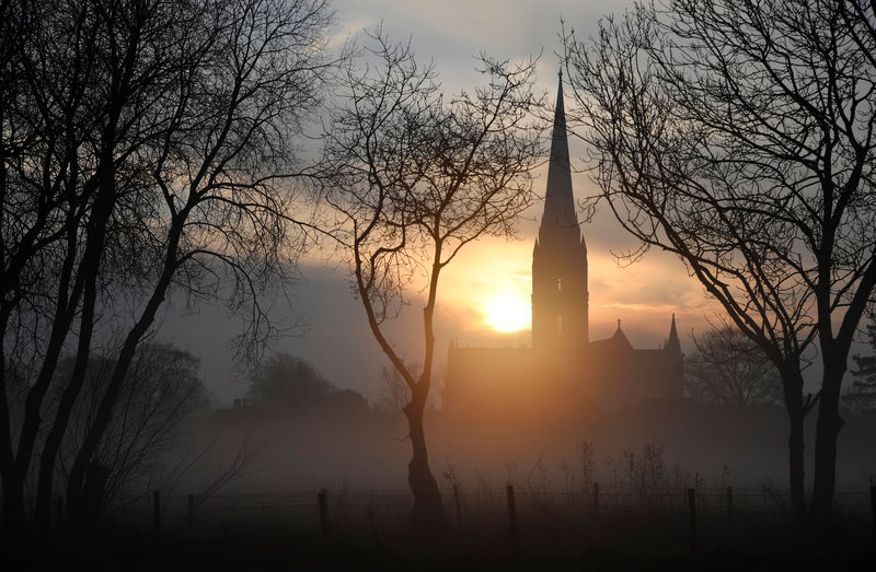 © Reuters. Salisbury Cathedral, in the centre of the city in which former Russian intelligence officer Sergei Skripal and a woman were found unconscious after they had been exposed to an unknown substance is seen at dawn in Salisbury