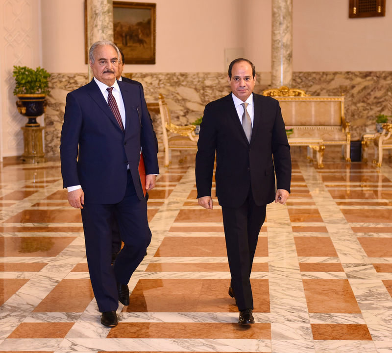 © Reuters. Libyan military commander Khalifa Haftar walks with Egyptian President Abdel Fattah al-Sisi at the Presidential Palace in Cairo