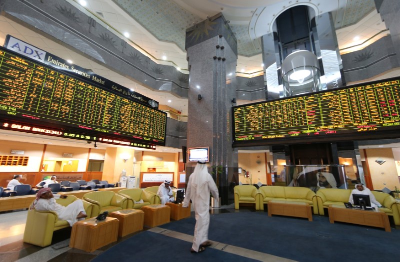 © Reuters. بورصة أبوظبي تصعد لأعلى مستوى في سنوات بدعم أكبر بنوكها