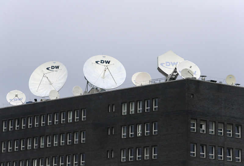 © Reuters. Imagen de archivo de antenas satelitales instaladas en el techo del edificio de la televisora alemana "Deutsche Welle" en Berlín