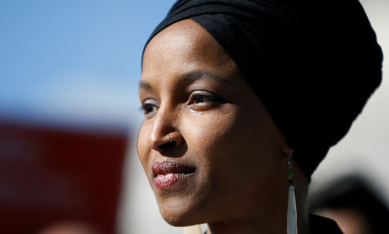 © Reuters. La representante demócrata Ilhan Omar llora mientras habla sobre las políticas del gobierno de Donald Trump hacia los inmigrantes musulmanes en una conferencia de prensa afuera del Capitolio en Washington