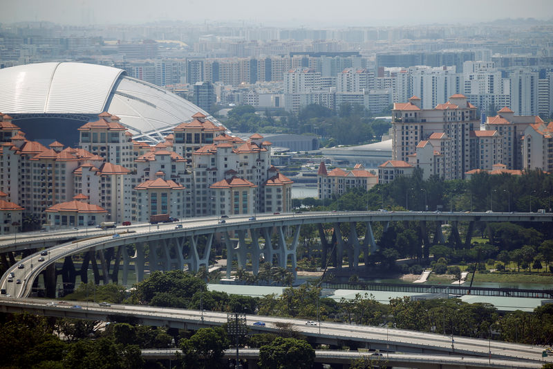 © Reuters. FILE PHOTO: A general view of private condominiums and public housing estates in Singapore