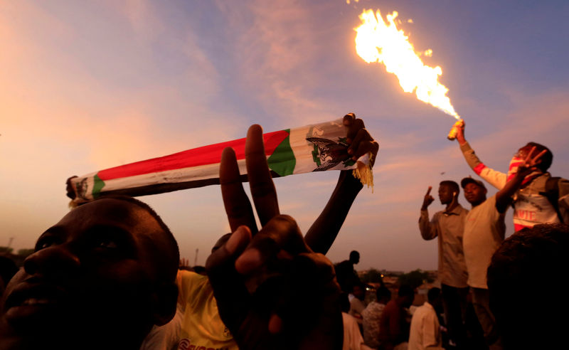 © Reuters. تجمع المهنيين السودانيين: هناك محاولة لفض الاعتصام أمام وزارة الدفاع