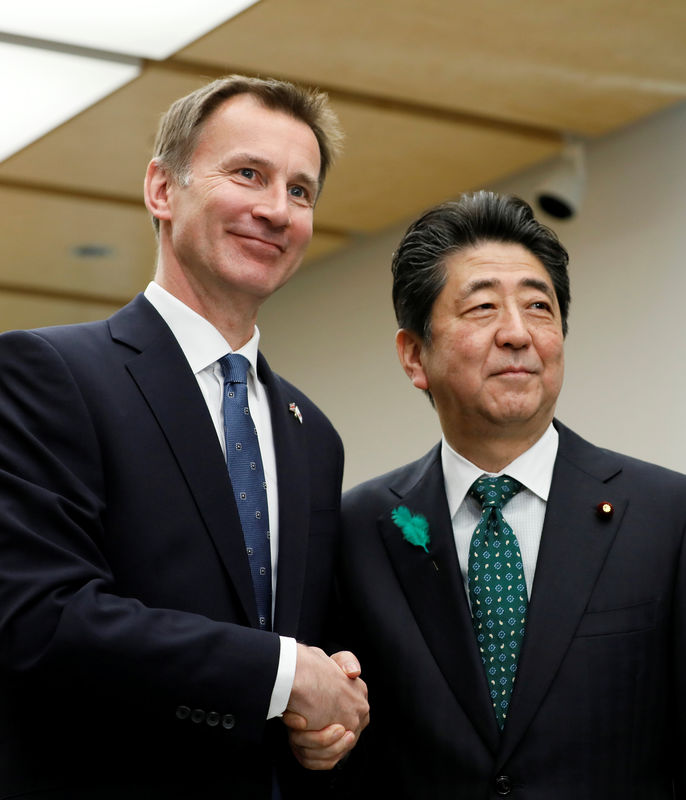 © Reuters. هنت لرئيس وزراء اليابان: بريطانيا عازمة على تجنب الخروج من الاتحاد الأوروبي دون اتفاق