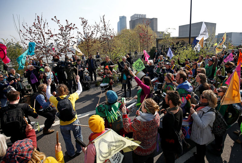 © Reuters. Manifestantes contra a mudança climática protestam em Londres