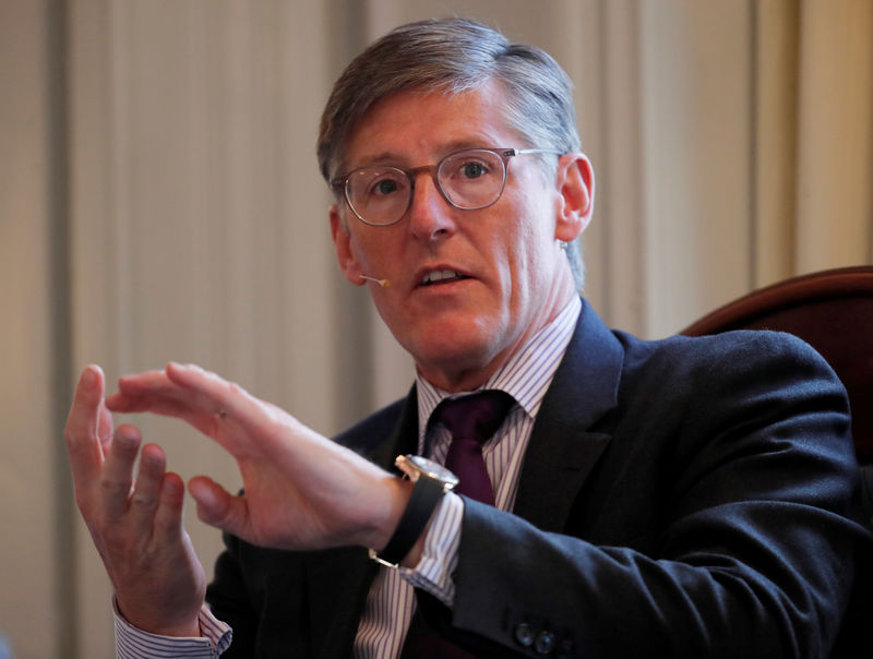 © Reuters. FILE PHOTO: Corbat, CEO of Citigroup gestures during a panel discussion at the Swiss-American Chamber of Commerce in Zurich
