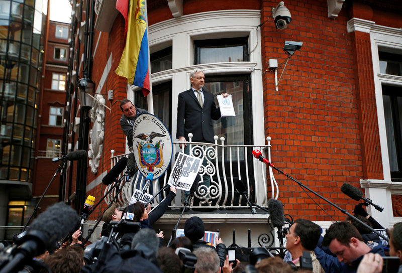 © Reuters. FILE PHOTO: WikiLeaks founder Julian Assange makes a speech from the balcony of the Ecuadorian Embassy, in central London