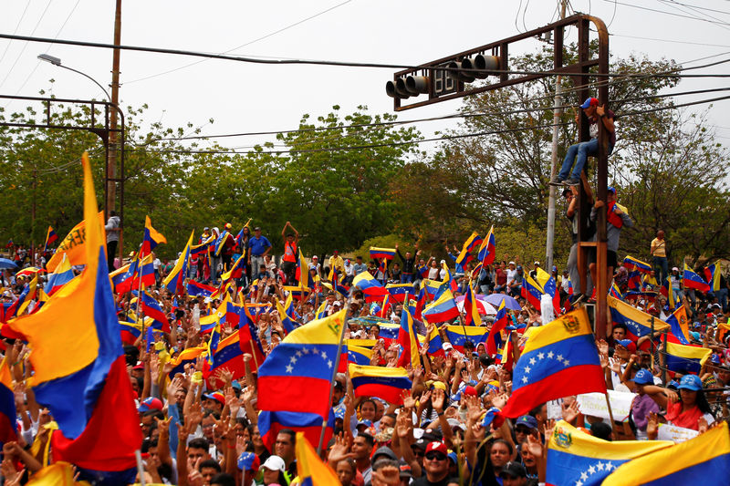 © Reuters. Simpatizantes da oposição protestam em Cabimas, na Venezuela