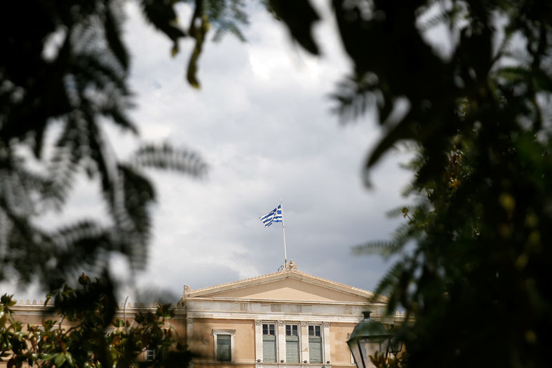 © Reuters. FILE PHOTO: A Greek flag flutters atop the parliament building in Athens