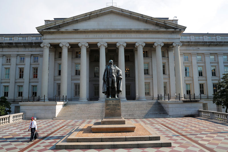 © Reuters. Foto de archivo. Un hombre al salir del Departamento del Tesoro de Estados Unidos en Washington.