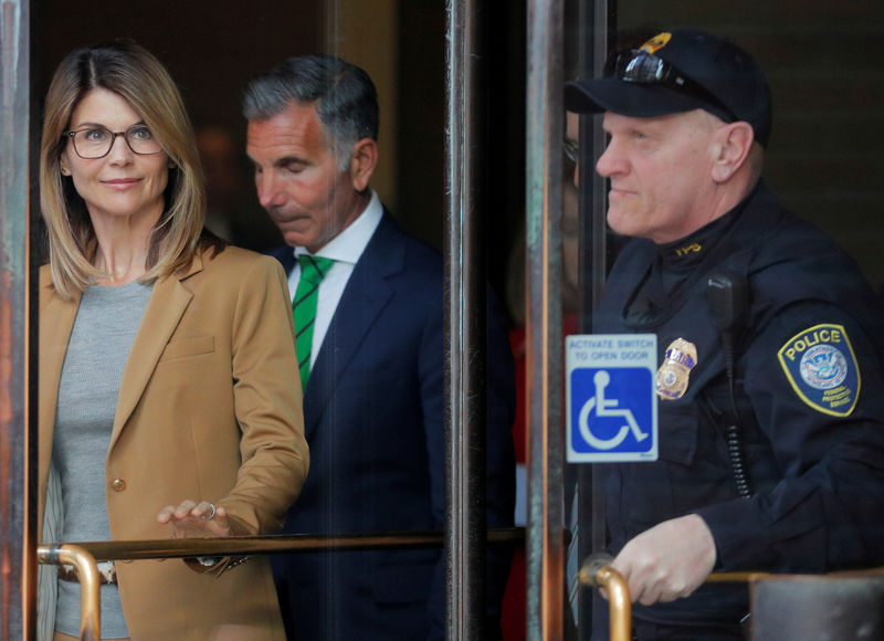 © Reuters. FILE PHOTO: Actor Lori Loughlin, and husband, fashion designer Mossimo Giannulli, facing charges in a nationwide college admissions cheating scheme, leave federal court in Boston