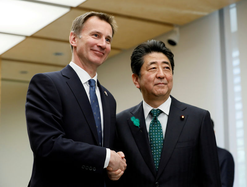 © Reuters. FILE PHOTO: Jeremy Hunt, British Secretary of State for Foreign and Commonwealth Affairs, meets with Japanese Prime Minister Shinzo Abe