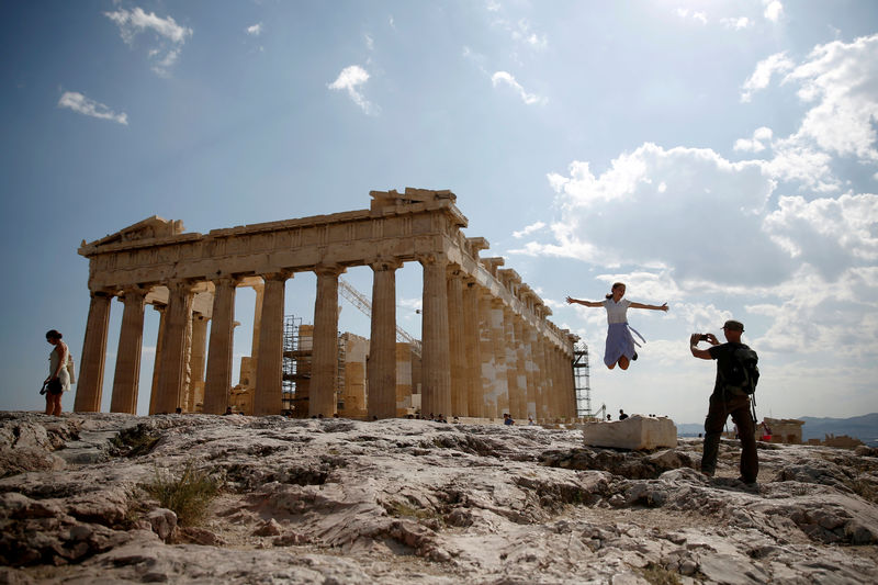 © Reuters. Turistas tiram foto em frente ao templo do Parthenon, em Atenas