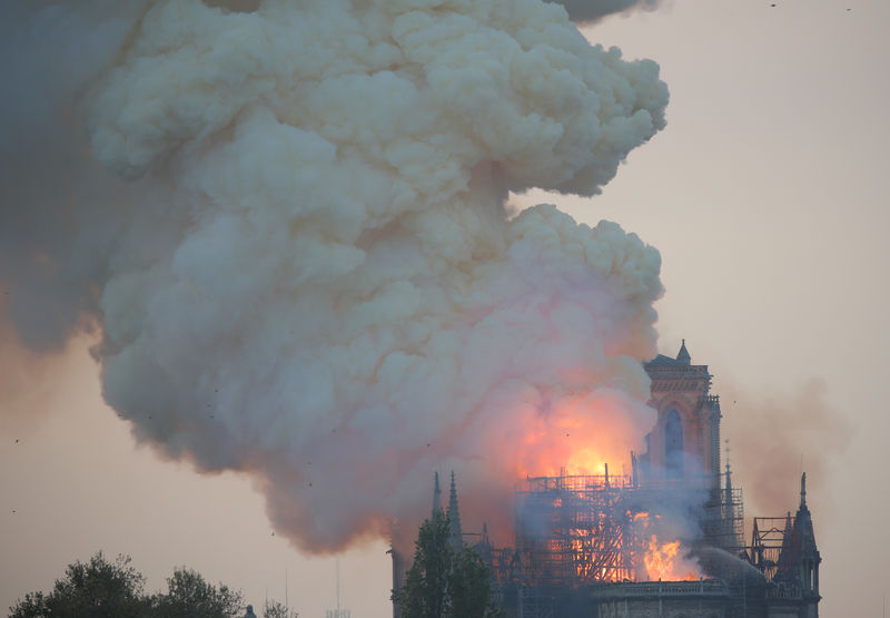 © Reuters. ترامب يعبر عن فزعه من حريق كاتدرائية نوتردام في باريس