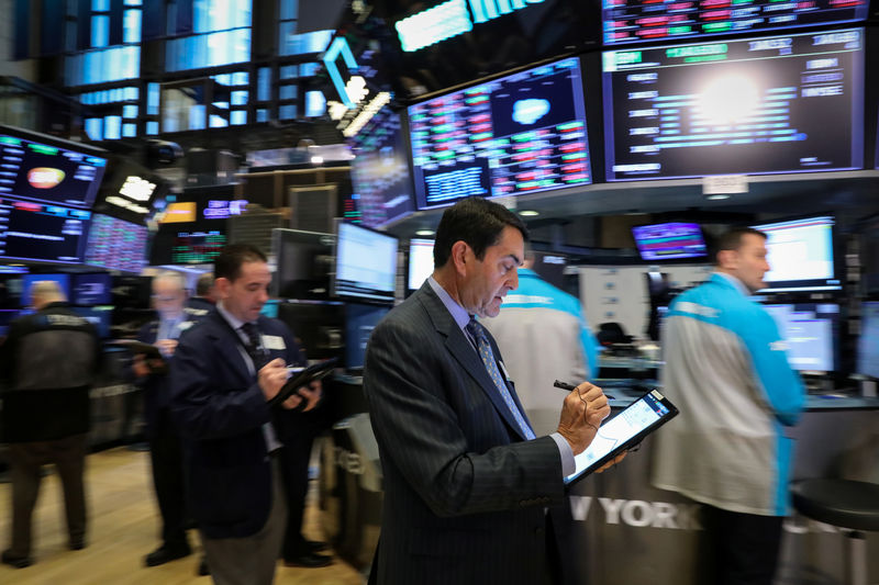 © Reuters. FILE PHOTO:  Traders work on the floor at the NYSE in New York