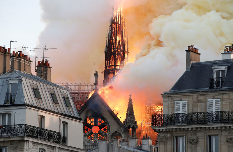 © Reuters. Chamas atingem pináculo da Catedral de Notre-Dame em Paris