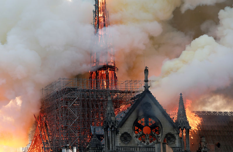 © Reuters. El fuego consume la catedral de Notre Dame de París.