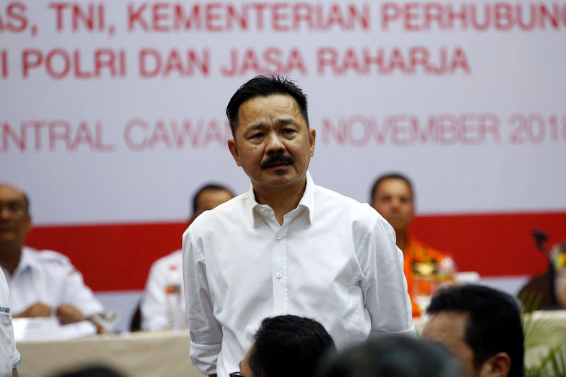 © Reuters. FILE PHOTO:  Founder of Lion Air Group Rusdi Kirana stands as he hears questions from families of passengers on flight JT610 in Jakarta