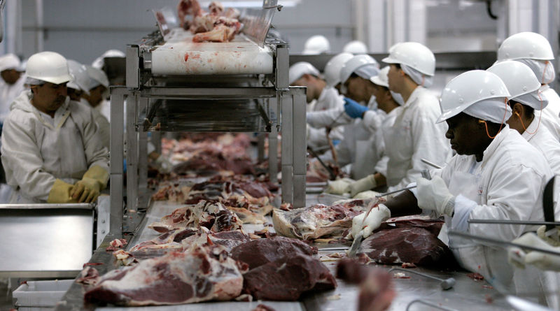 © Reuters. Processamento de carnes em frigorífico em Barretos (SP)