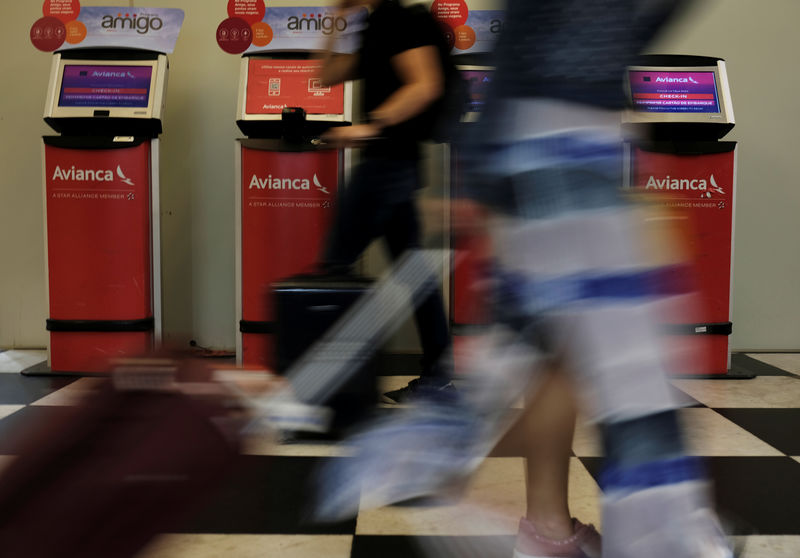 © Reuters. FILE PHOTO:  Customers walk past Avianca airline check-in machines at Congonhas airport in Sao Paulo