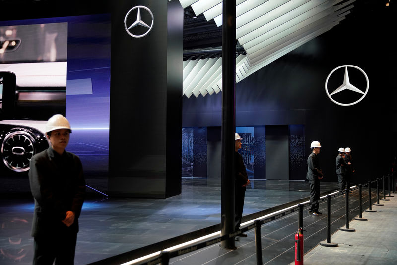 © Reuters. Mercedes logos are seen ahead of the Shanghai Auto Show, in Shanghai