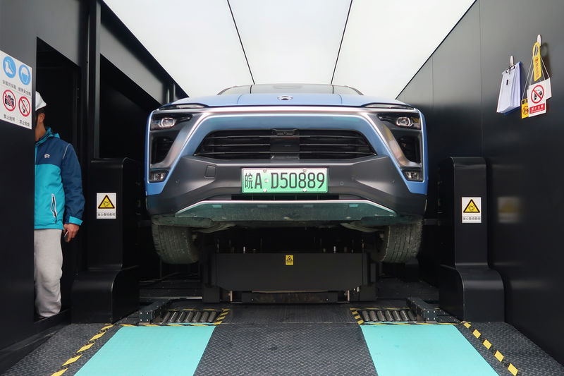 © Reuters. Nio ES8 electric SUV changing its battery is seen inside a power station at a JAC Motors-NIO plant in Hefei